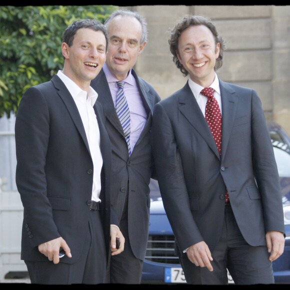 Jack Lang, Stéphane Bern, Marc-Olivier Fogiel, ou encore Emmanuel Macron lui ont rendu hommage.
Cérémonie de remise de décorations au Palais de l'Élysée.