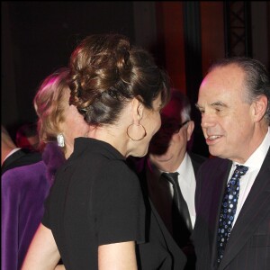 En 2011, Frédéric Mitterrand avait déclaré que Carla Bruni avait beaucoup oeuvré pour qu'il ait une place au gouvernement
Dîner de soutien pour la Fondation "Aides" suivit d'une vente aux enchères.