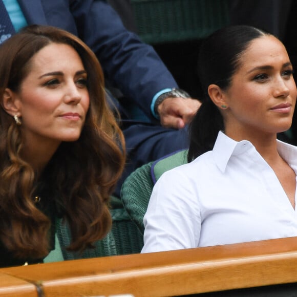 Vendredi 22 mars, Kate Middleton a annoncé être atteinte d'un cancer. 
Archives - Catherine (Kate) Middleton, duchesse de Cambridge, Meghan Markle, duchesse de Sussex, sont dans les tribunes lors de la finale femme de Wimbledon "Serena Williams - Simona Halep (2/6 - 2/6) à Londres le 13 juillet 2019. © Chryslène Caillaud / Panoramic / Bestimage