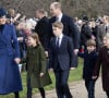 Heureusement, elle est aussi soutenue par sa famille.
Le prince William, prince de Galles, et Catherine (Kate) Middleton, princesse de Galles, avec leurs enfants le prince George de Galles, la princesse Charlotte de Galles et le prince Louis de Galles - Messe de Noël, 25 décembre 2023.