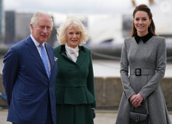 Le prince Charles, Camilla Parker Bowles, et Kate Middleton arrivent pour une visite à la fondation Trinity Buoy Wharf, un site de formation pour les arts et la culture à Londres, Royaume-Uni, le jeudi 3 février 2022.