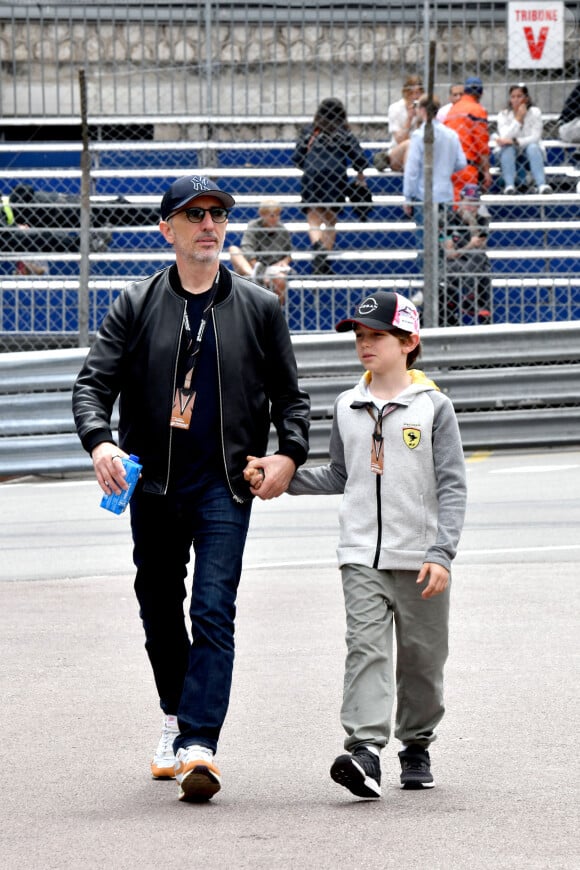 Gad Elmaleh et son fils Raphaël durant le 6e Monaco E-Prix à Monaco, le 6 mai 2023. © Bruno Bebert/Bestimage