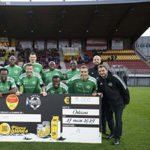 L'équipe du Variete Club de France - Le Variété Club de France affronte la Team USO Légendes au Stade de la Source d'Orléans au profit des pièces jaunes le 27 mars 2024. Liés à jamais, pour avoir ramené l'USO en Ligue 2 en 2014, pour une majorité d'entre eux, les anciens Orléanais réunis dans l'équipe US Orléans Légendes ont dominé (4-3) le Variétés Club de France et ses stars. © Pierre Perusseau/Bestimage