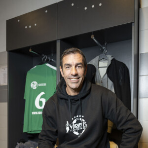 Robert Pires - Le Variété Club de France affronte la Team USO Légendes au Stade de la Source d'Orléans au profit des pièces jaunes le 27 mars 2024. Liés à jamais, pour avoir ramené l’USO en Ligue 2 en 2014, pour une majorité d’entre eux, les anciens Orléanais réunis dans l’équipe US Orléans Légendes ont dominé (4-3) le Variétés Club de France et ses stars. © Pierre Perusseau/Bestimage