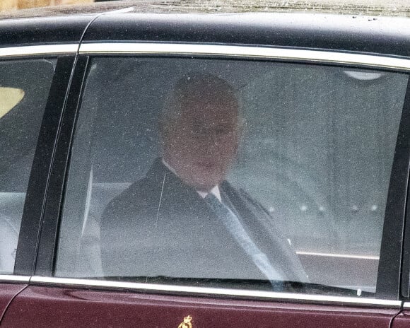 Le roi Charles III d'Angleterre, à bord de la Bentley State Limousine, à la sortie du château de Windsor, le 19 mars 2024. 