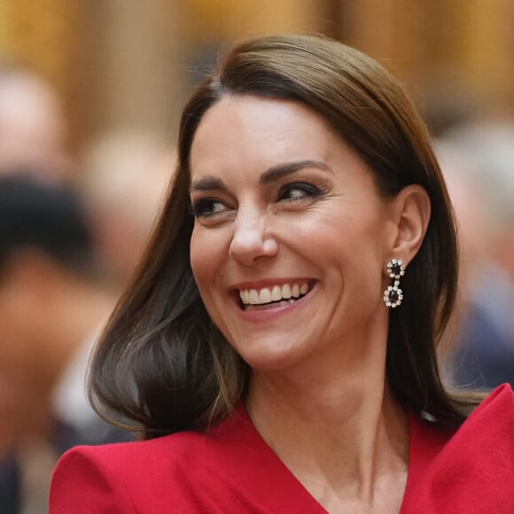 Mais il n'a pas évoqué Kate Middleton, sa belle-fille, atteinte d'un cancer. 
Le prince William, prince de Galles, et Catherine (Kate) Middleton, princesse de Galles, avec Choo Kyungho, vice-premier ministre coréen et Park Jin, ministre coréen des Affaires étrangères, regardent une exposition spéciale d'objets de la collection royale relative à la République de Corée dans la galerie de photos du palais de Buckingham à Londres, Royaume Uni, le 21 novembre 2023. 