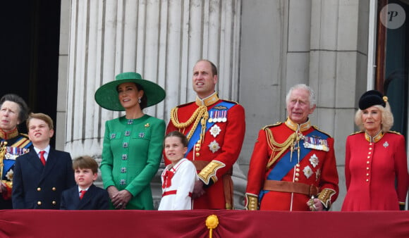 La princesse Anne, le prince George, le prince Louis, la princesse Charlotte, Kate Catherine Middleton, princesse de Galles, le prince William de Galles, le roi Charles III et la reine consort Camilla Parker Bowles - La famille royale d'Angleterre sur le balcon du palais de Buckingham lors du défilé "Trooping the Colour" à Londres. Le 17 juin 2023 