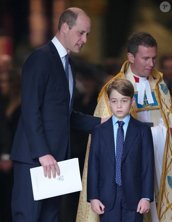 Le prince William, duc de Cambridge, et son fils le prince George de Cambridge lors du service d'action de grâce en hommage au prince Philip, duc d'Edimbourg, à l'abbaye de Westminster à Londres, Royaume Uni, le 29 mars 2022. Le prince Philip, duc d'Edimbourg, est décédé le 9 avril 2021. © Julien Burton/Bestimage 