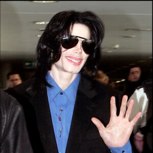 Michael Jackson à l'aéroport de Londres.