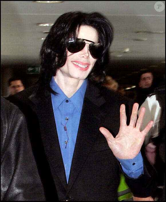 Michael Jackson à l'aéroport de Londres.