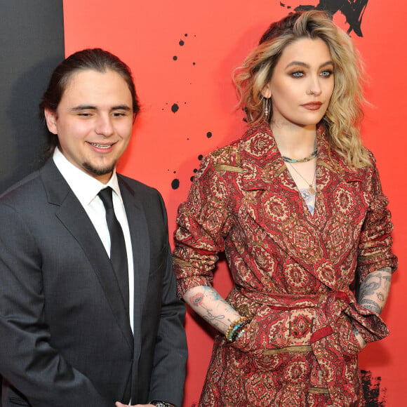 Pour l'occasion, les trois enfants du roi de la pop se sont retrouvés le 27 mars 2024 sur le tapis rouge...
Prince Jackson et Paris Jackson - Première de la comédie musical "MJ" au Neil Simon Theatre de New York. @ Stephen Smith/SPUS/ABACAPRESS.COM