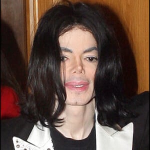 C'est un évènement qui se fête en famille, assurément !
Michael Jackson entouré par ses groupies alors qu'il quitte un centre de dermatologie à Beverly Hills.