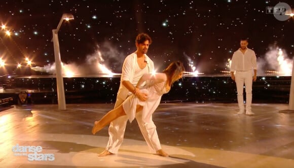 Inès Reg qui a eu la surprise de voir débouler son meilleur ami a déchaîné les passions avec Christophe Licata sur le parquet de l'émission.
Ines Reg s'illustrant dans "Danse avec les stars" aux côtés de Christophe Licata ce vendredi 29 mars 2024.
(Capture TF1 - Danse avec les stars).