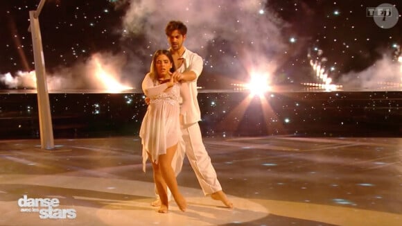 Ines Reg s'illustrant dans "Danse avec les stars" aux côtés de Christophe Licata ce vendredi 29 mars 2024.
(Capture TF1 - Danse avec les stars).