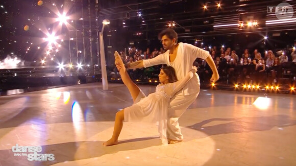 Ines Reg s'illustrant dans "Danse avec les stars" aux côtés de Christophe Licata ce vendredi 29 mars 2024.
(Capture TF1 - Danse avec les stars).