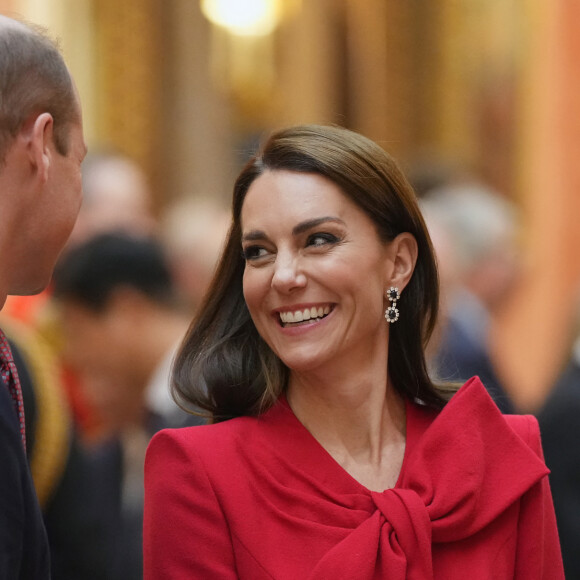 Le prince William, prince de Galles, et Catherine (Kate) Middleton, princesse de Galles, avec Choo Kyungho, vice-premier ministre coréen et Park Jin, ministre coréen des Affaires étrangères, regardent une exposition spéciale d'objets de la collection royale relative à la République de Corée dans la galerie de photos du palais de Buckingham à Londres, Royaume Uni, le 21 novembre 2023. 