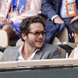 Florence Foresti et son compagnon Alexandre Kominek - People dans les tribunes lors des Internationaux de France de Tennis de Roland Garros 2022 à Paris le 29 mai 2022. © Cyril Moreau/Bestimage 