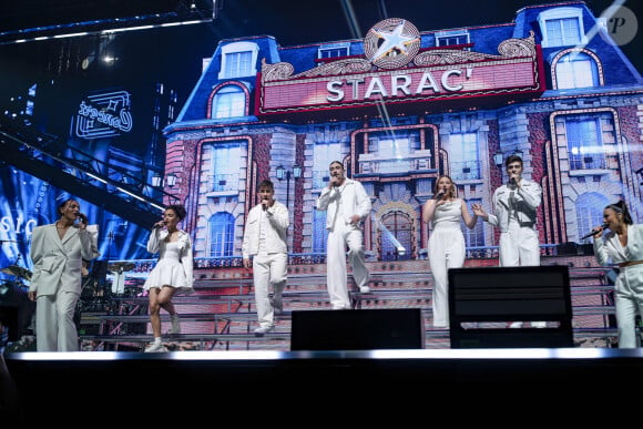 Candice, Pierre, Julien, Djebril, Héléna, Lénie et Axel font leur entrée sur scène lors du concert de la Star Academy à Lyon, France, le 15 mars 2024. © Sandrine Thesillat/Panoramic/Bestimage 