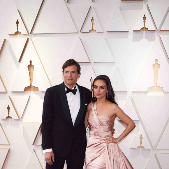 Ashton Kutcher et Mila Kunis lors de la 94ème édition de la cérémonie des Oscars au théâtre Dolby, à Los Angeles, Californie, Etats-Unis, le 27 mars 2022.