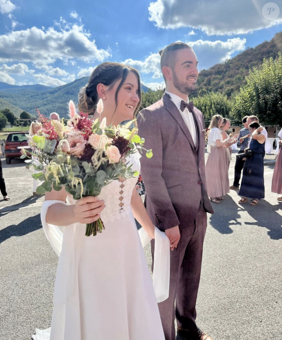 Pour annoncer l'heureux événement, le jeune homme a partagé une photo de lui et de sa femme, tous deux vêtus d'une marinière et tenant à la main la version mini déjà prévue pour leur bébé à venir. 
Louis (N'oubliez pas les paroles) attend son premier enfant. Instagram