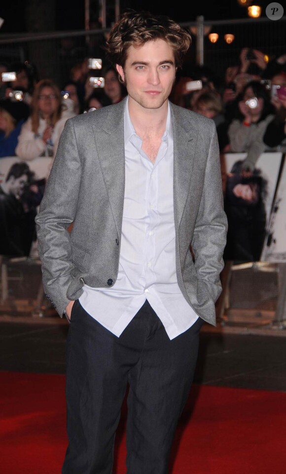 Robert Pattinson, à l'occasion de l'avant-première anglaise de Remember Me, qui s'est tenue à l'Odeon Cinema de Leicester Square, à Londres, le 17 mars 2010.