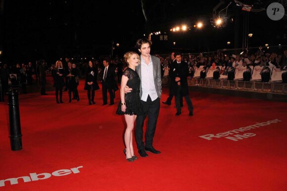 Robert Pattinson et Emilie de Ravin, à l'occasion de l'avant-première anglaise de Remember Me, qui s'est tenue à l'Odeon Cinema de Leicester Square, à Londres, le 17 mars 2010.