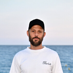 Nicolas Duvauchelle sur la Promenade des Anglais à Nice, le 5 octobre 2023, durant la quatrième journée de la 5eme édition du festival Cinéroman pour le film "Les rois de la piste" réalisé par Thierry Klifa. . © Bruno Bebert/Bestimage