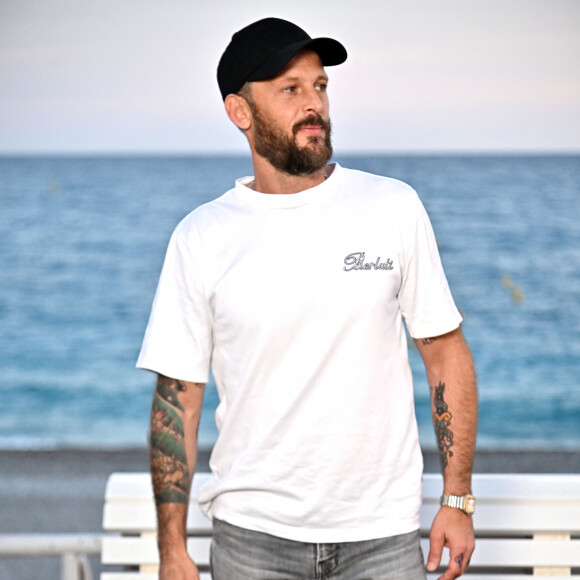 Nicolas Duvauchelle sur la Promenade des Anglais à Nice, le 5 octobre 2023, durant la quatrième journée de la 5eme édition du festival Cinéroman pour le film "Les rois de la piste" réalisé par Thierry Klifa. . © Bruno Bebert/Bestimage