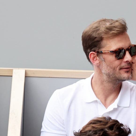 Nicolas Duvauchelle et sa compagne Chloé Roy dans les tribunes lors des Internationaux de France de Tennis de Roland Garros 2022. Paris, le 5 juin 2022. © Dominique Jacovides/Bestimage 