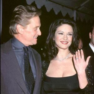 Catherine Zeta-Jones et Michael Douglas après leurs fiançailles le 23 février 2000.