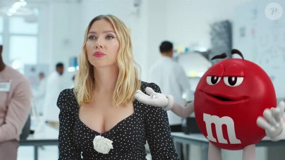 Scarlett Johansson dans une pub M&M's pour le Super Bowl.