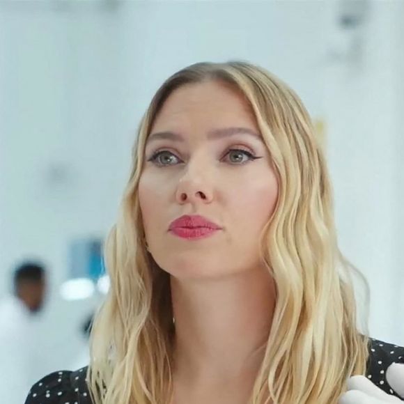 Scarlett Johansson dans une pub M&M's pour le Super Bowl.