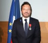 Samuel Le Bihan a été fait chevalier de la Légion d'honneur mardi.
Samuel Le Bihan décoré de la légion d'honneur à Paris. © Coadic Guirec / Bestimage