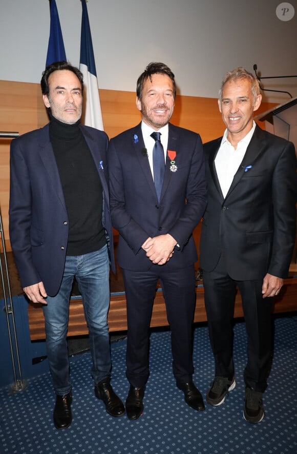 Exclusif - Anthony Delon, Samuel Le Bihan et Paul Belmondo - Ce mardi 2 avril 2024, lors de la journée mondiale de sensibilisation à l’autisme, le comédien Samuel Le Bihan (co-fondateur d’Autisme Info Service, père d’une fille autiste) et Florent Chapel (co-fondateur d'Autisme Info Service) ont reçu les insignes de Chevalier de la légion d'honneur en récompense de leur engagement au ministère des Solidarités et de la Santé à Paris. © Guirec Coadic / Bestimage