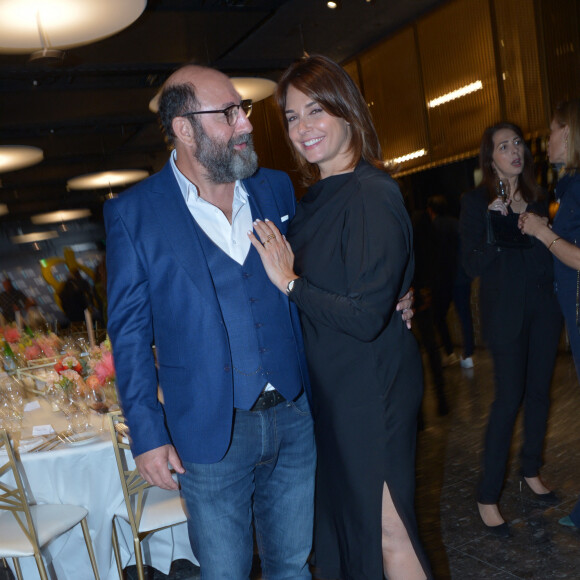 Le couple était de sortie à l'occasion du dîner de charité Breitling à la Samaritaine organisé pour l'association Premiers de Cordée à Paris. 
Kad Merad et sa femme Julia Vignali - Dîner de charité Breitling à la Samaritaine pour l'association "Premiers de Cordée" à Paris le 4 avril 2024. © Rachid Bellak/Bestimage