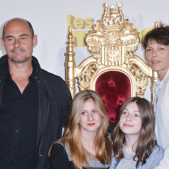 Interrogé sur sa relation avec Anne, sa compagne de longue date, le comédien a avoué que leur couple avait "traversé des épreuves"
Bernard Campan avec sa femme Anne et ses filles Loan et Nina - Avant première du film "Les Minions" au Grand Rex à Paris le 23 juin 2015. 