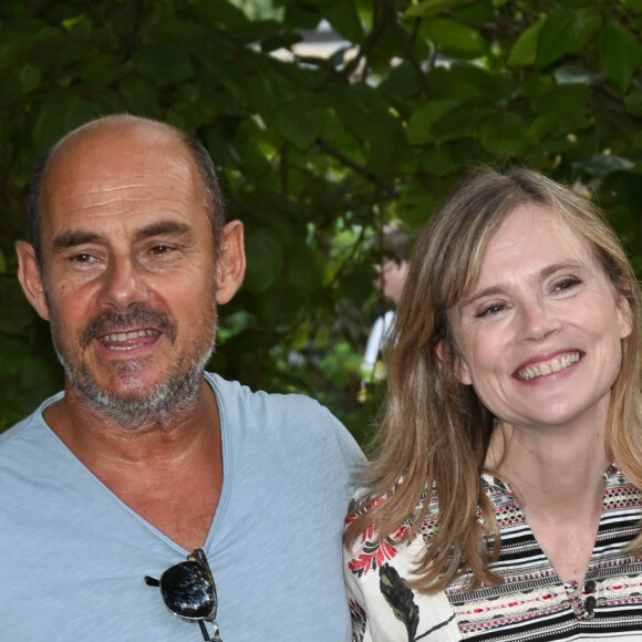 Bernard Campan et Isabelle Carré au photocall du film "La Degustation" lors du 15ème festival du film francophone de Angoulême, France, le 26 août 2022. © Coadic Guirec/Bestimage 