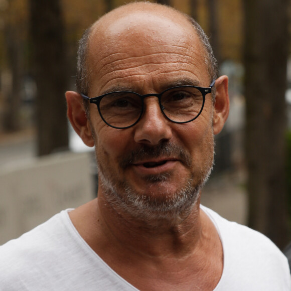 Bernard Campan - Arrivées à l'enregistrement de l'émission "Vivement Dimanche" au Studio Gabriel à Paris, France, le 23 août 2022, qui sera diffusée le 28 août sur France 3. © Christophe Clovis/Bestimage 
