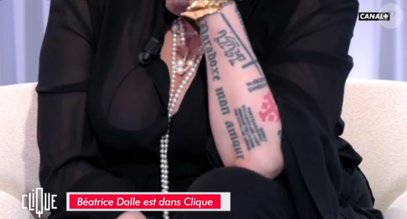 Tatouage de Béatrice Dalle pour Guillaume Depardieu, "Clique".