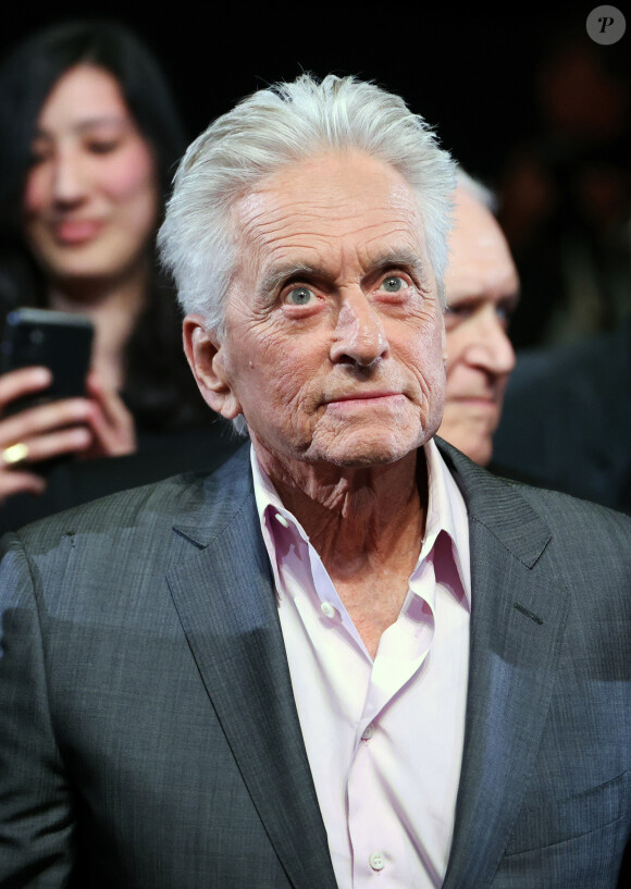 Michael Douglas - Cérémonie de clôture de la saison 7 du festival "Canneseries" à Cannes, avant la projection de la série "Franklin". Le 10 avril 2024 © Denis Guignebourg / Bestimage 