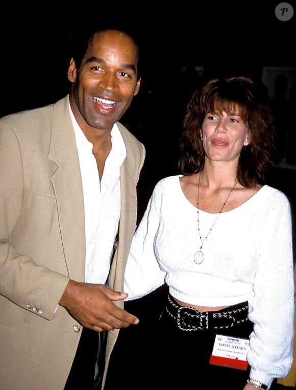 Il était également connu pour une terrible affaire de meurtre. 
Archives - O. J. Simpson et Tawny Kitaen lors d'une conférence en 1992.