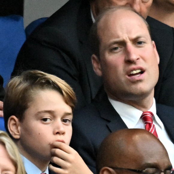 Le prince George et le prince William ont profité d'une parenthèse commune.
Le prince William, prince de Galles et son fils le prince George assistent au quart de finale entre le Pays de Galles et l'Argentine à Marseille lors de la Coupe du monde de Rugby. © Bruno Bebert / Bestimage 