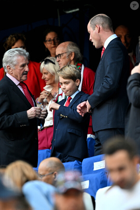 Le prince William, prince de Galles et son fils le prince George assistent au quart de finale entre le Pays de Galles et l'Argentine à Marseille lors de la Coupe du monde de Rugby 2023 le 14 octobre 2023. © Bruno Bebert / Bestimage 