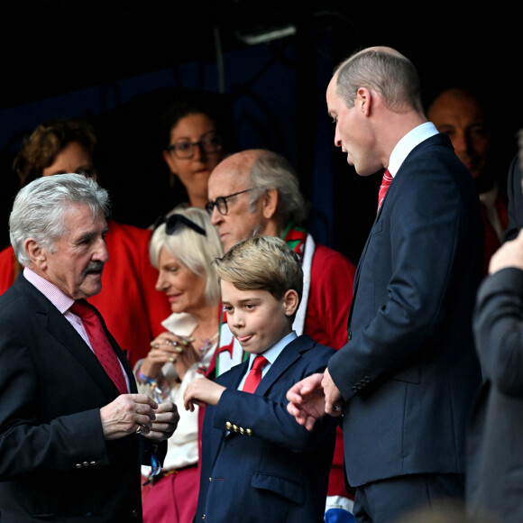 Le prince William, prince de Galles et son fils le prince George assistent au quart de finale entre le Pays de Galles et l'Argentine à Marseille lors de la Coupe du monde de Rugby 2023 le 14 octobre 2023. © Bruno Bebert / Bestimage 