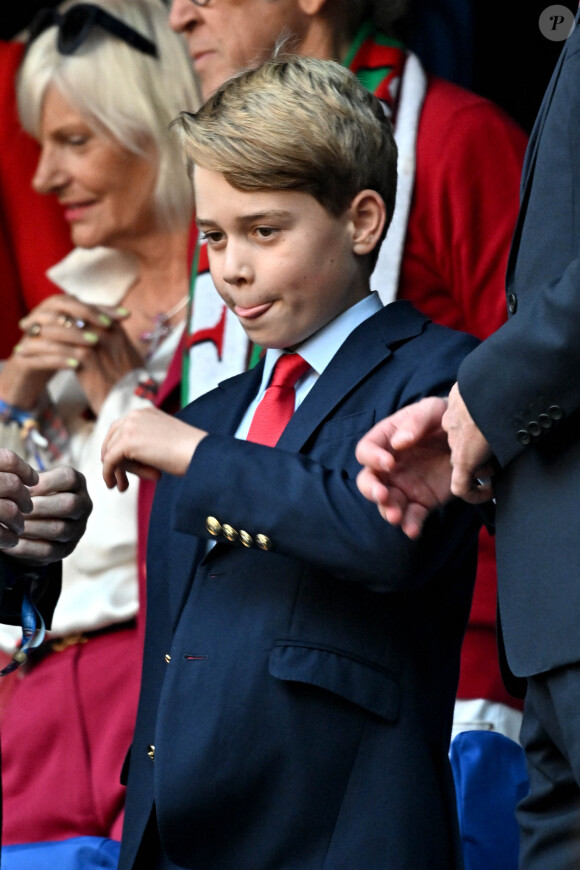 Le prince William, prince de Galles et son fils le prince George assistent au quart de finale entre le Pays de Galles et l'Argentine à Marseille lors de la Coupe du monde de Rugby 2023 le 14 octobre 2023. © Bruno Bebert / Bestimage 