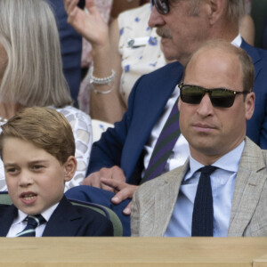 Le prince George de Cambridge, le prince William, duc de Cambridge - Catherine (Kate) Middleton remet le trophée à Novak Djokovic, vainqueur du tournoi de Wimbledon