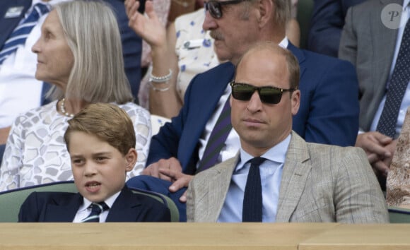 Le prince George de Cambridge, le prince William, duc de Cambridge - Catherine (Kate) Middleton remet le trophée à Novak Djokovic, vainqueur du tournoi de Wimbledon