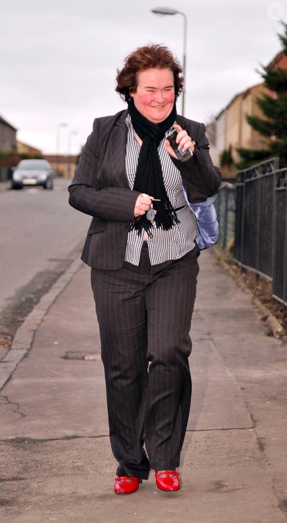 Susan Boyle dans les rues de son village, Blackburn, le 17 mars 2010 !