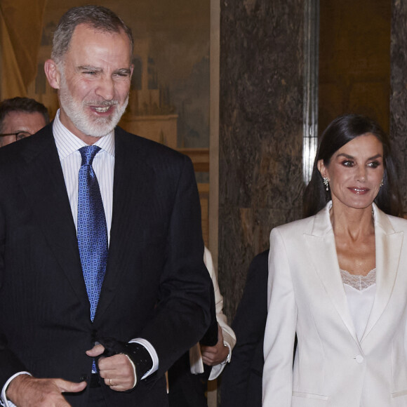 Le roi Felipe VI et la reine Letizia d'Espagne lors de la soirée de remise du Prix de journalisme "Francisco Cerecedo" au Westin Palace Hotel à Madrid.