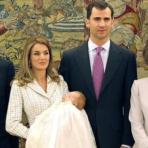 A savoir à bord d'une voiture.
Baptème de Leonor au palais de Zarzuela à Madrid.